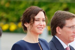 Isabel Díaz Ayuso cède au « total look » pour recevoir le pape Léon XIV : une veste solennelle de torero bleu marine et une jupe midi tendance