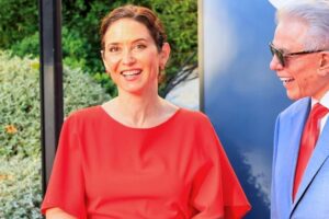 Isabel Díaz Ayuso ou comment être l'invitée la plus élégante avec un dos décolleté : voici sa robe en « rouge Madrid » et d'une marque espagnole