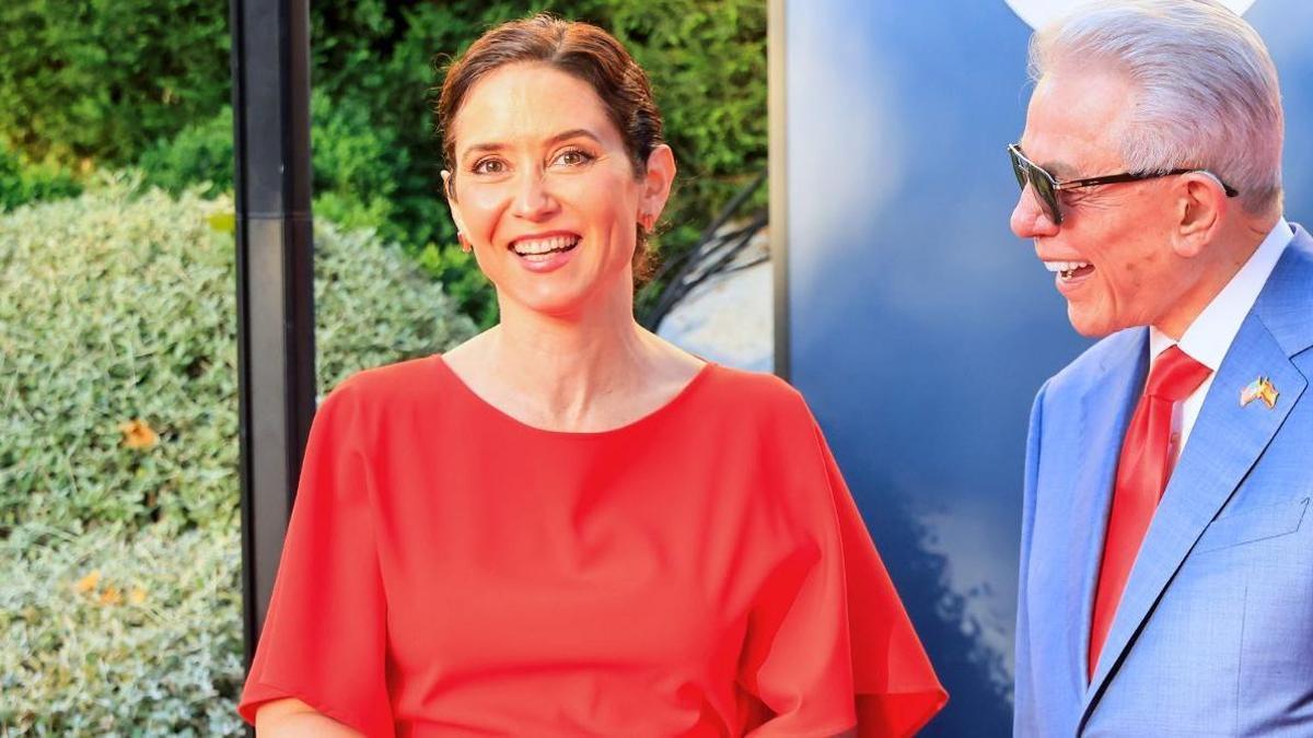 Isabel Díaz Ayuso o cómo llevar un vestido de invitada de Lola Casademunt con la espalda abierta a los 47 años