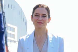 Isabel Díaz Ayuso surprend lors de son rendez-vous avec la Formule 1 à Madrid avec un look « confortable » : un « blazer » blanc, des chaussures de sport et un chignon décontracté