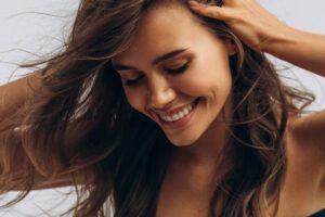 Je l'ai essayé et c'est différent : le protecteur thermique en spray sec qui laisse les cheveux lâches, brillants et sans frisottis