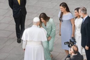 L'infante Sofía s'inspire de la reine Letizia pour son look à la messe du pape Léon XIV : costume deux pièces vert d'eau, ballerines et sans accessoires