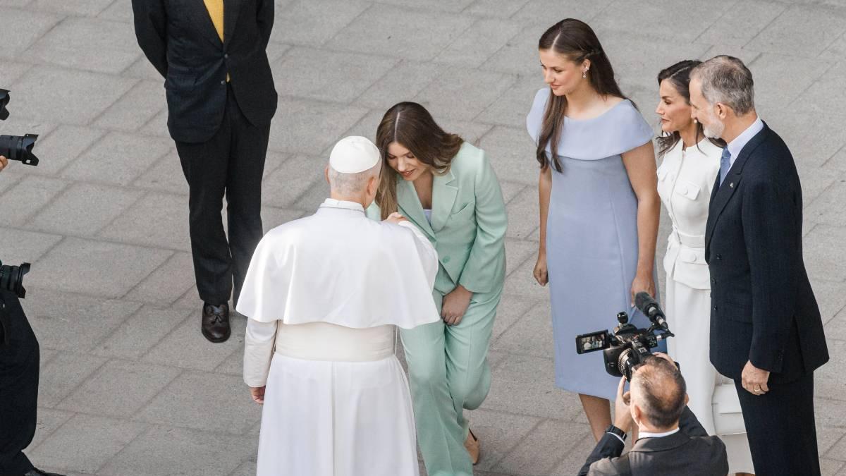 El look de la infanta Sofía en la misa del Papa León XIV: traje dos piezas verde agua, bailarinas y sin complementos