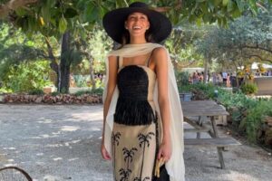 L'invitée la plus élégante du week-end ne porte pas de robe, mais plutôt une tenue de marque galicienne (avec des détails spéciaux) et pamela