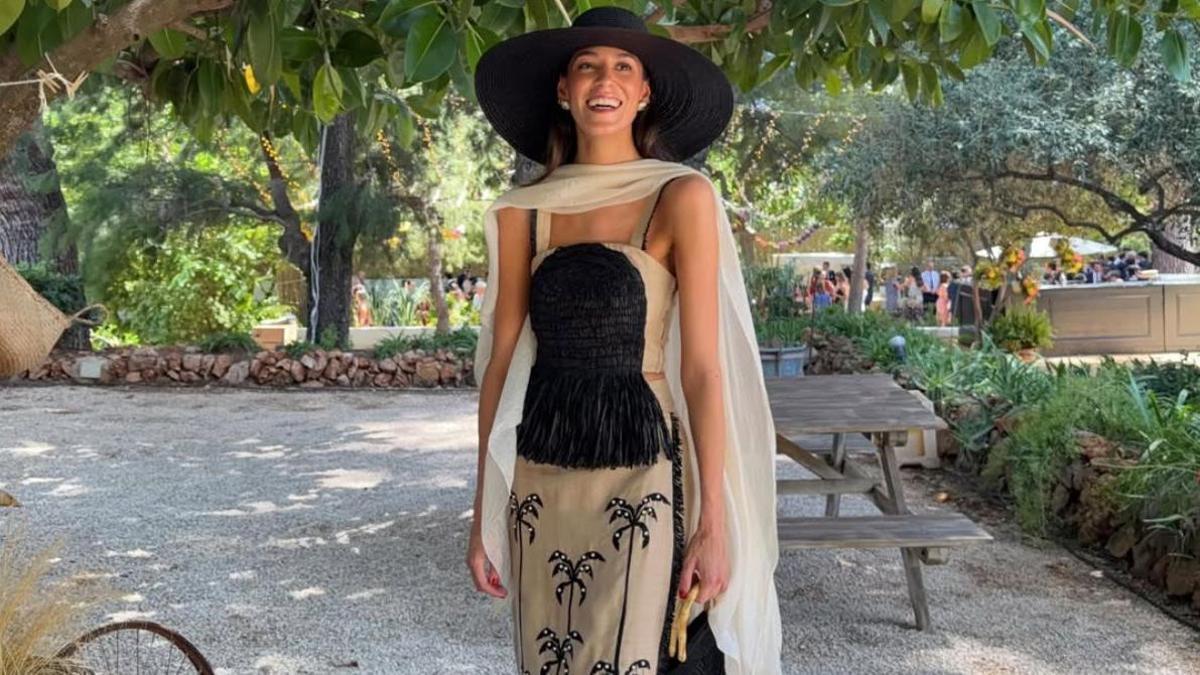 Lucía Páramo, la invitada más elegante del fin de semana con un conjunto de Coosy