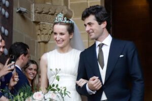 La mariée andalouse qui portait un « diadème » lors de son mariage ce week-end : robe classique sans manches, voile en tulle et bandeau en strass