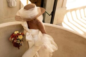 La mariée la plus révolutionnaire du week-end porte un pantalon et un chapeau