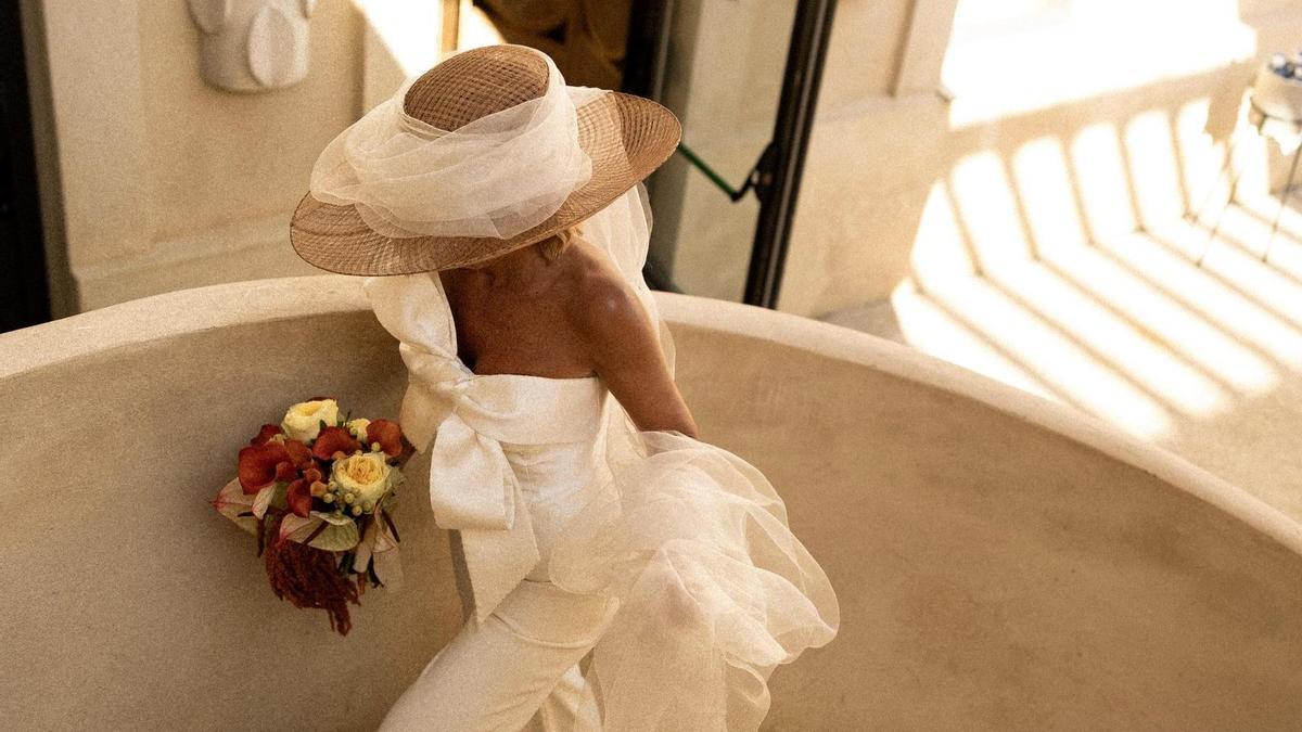 La novia más rompedora del fin de semana lleva pantalón y pamela