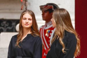 La princesse Leonor et l'infante Sofia, en deuil strict, jupes jusqu'aux genoux et sans mantille : c'est ainsi qu'elles reçoivent le pape Léon XIV au Palais Royal de Madrid