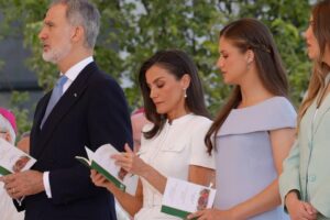 La reine Letizia a le privilège de porter du blanc lors de la messe du pape Léon XIV : ensemble deux pièces en tweed, silhouette à basque et signature britannique