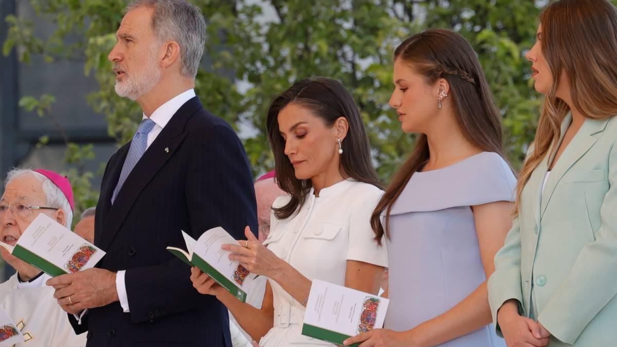 La reina Letizia se ratifica con el privilegio de blanco en la misa del Papa León XIV: analizamos su conjunto