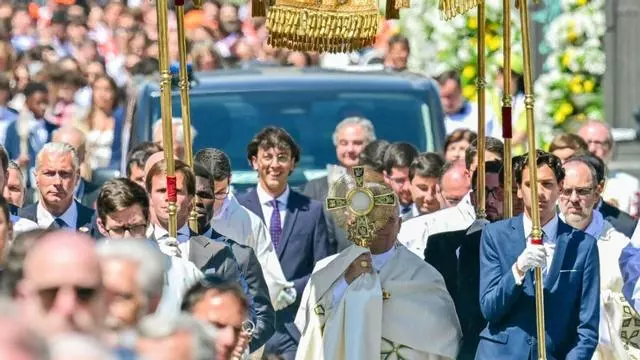 Plus de 1,2 million de personnes se sont rassemblées sur la Plaza de Cibeles à Madrid pour accueillir le pape Léon XIV