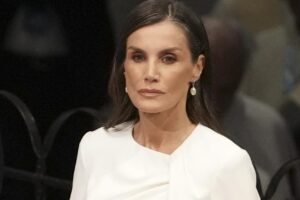 La reine Letizia sauve sa plus élégante robe blanche pour la messe célébrée par le pape Léon XIV à la Sagrada Familia de Barcelone : elle est de Redondo Brand et présente un petit changement par rapport à l'originale