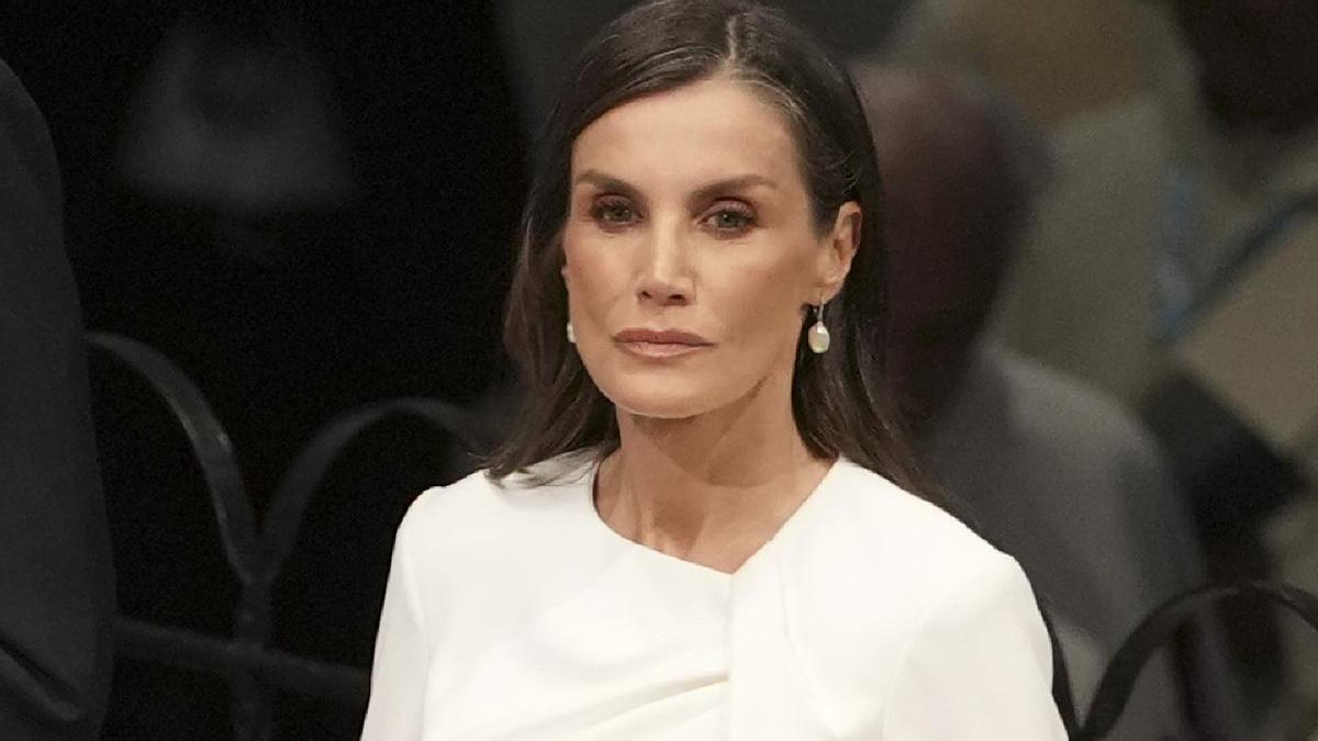 La reina Letizia rescata su vestido blanco más elegante para la misa oficiada por el Papa León XIV en la Sagrada Familia de Barcelona: un diseño de Redondo Brand con un pequeño cambio respecto al original