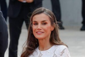 La reine Letizia utilise une nouvelle fois le privilège du blanc lors de la réception du pape Léon XIV à Madrid : une robe fluide, des fleurs brodées et une ceinture élégante