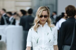 La robe chemise blanche vient d'arriver chez Zara pour passer du bureau à la plage sans renoncer à l'élégance