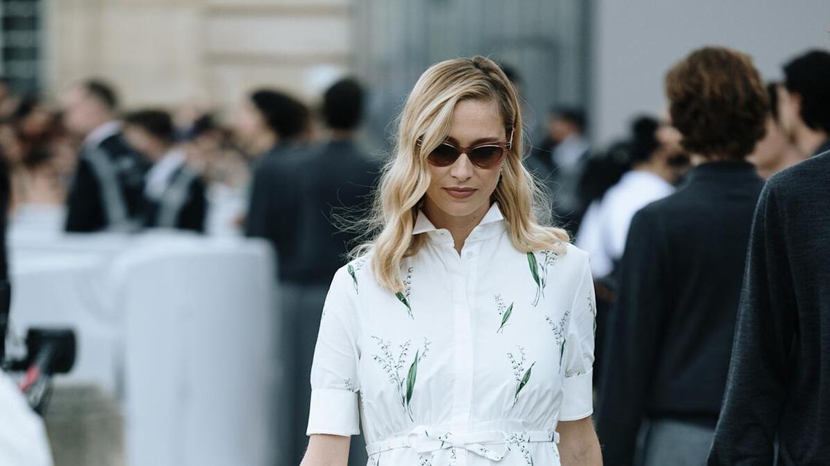 Look con un vestido blanco híper sencillo y muy elegante