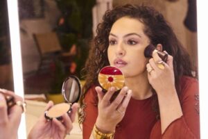Laurence Maestrello, maquilleuse Guerlain, sur la meilleure technique de bronzage en été : « Il faut éviter les contourings très forts »
