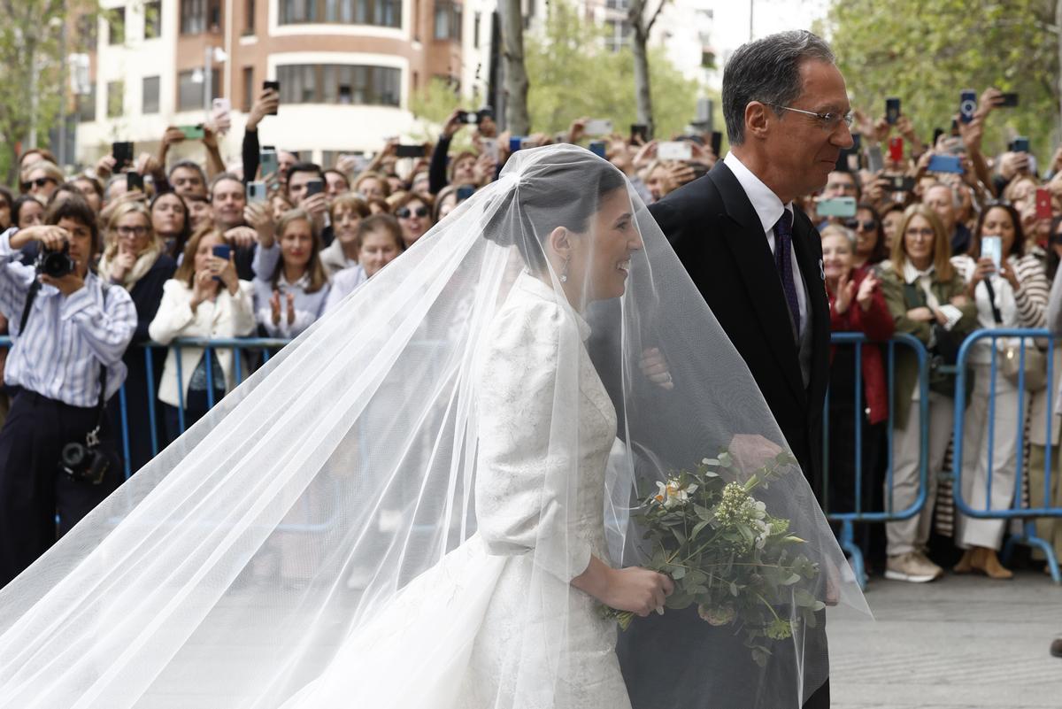 L'arrivée de Teresa Urquijo à son mariage avec José Luis Martínez-Almeida