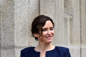 Le costume sur mesure le plus élégant d'une marque espagnole a été porté par Isabel Díaz Ayuso lors de la messe du pape Léon XIV à Madrid