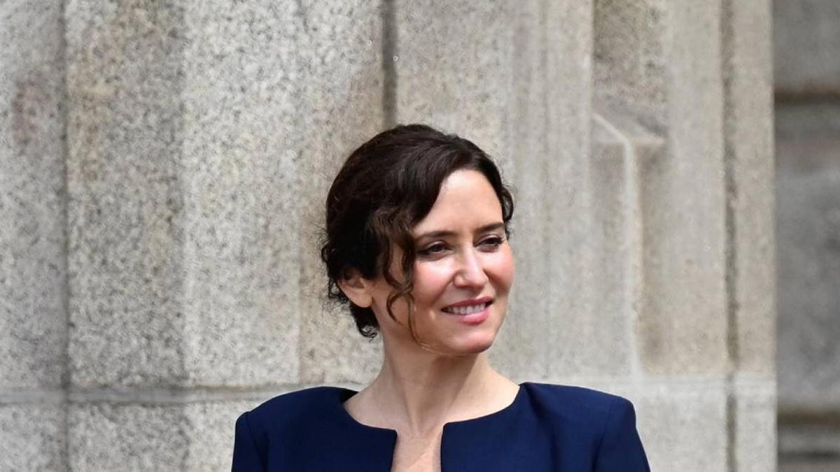 Isabel Díaz Ayuso ha llevado traje de sastre de firma española más elegante en la misa del Papa León XIV en Madrid