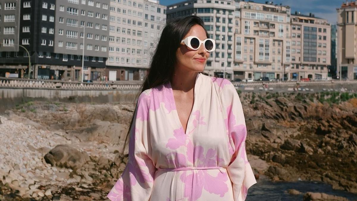 La influencer Erea Louro con un vestido fluido que queda genial con el bolso de Adolfo Dominguez