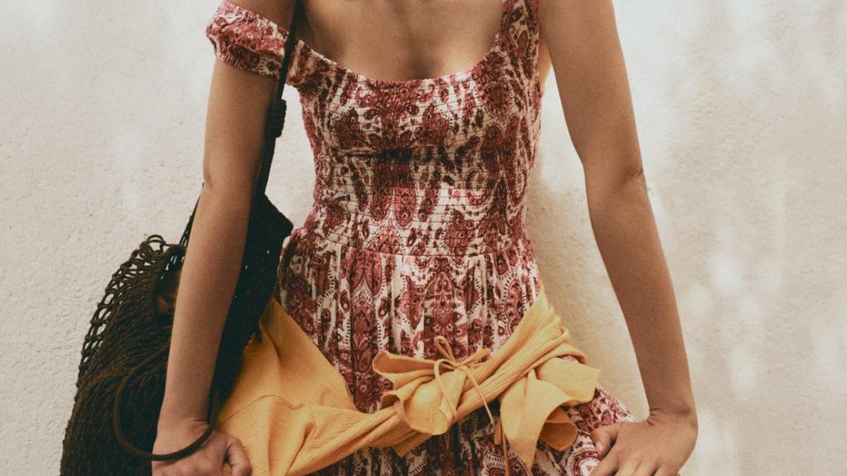 Lefties le hace competencia a Zara con sus vestidos con tejido de nido de abeja más bonitos y rejuvenecedores por menos de 17 €