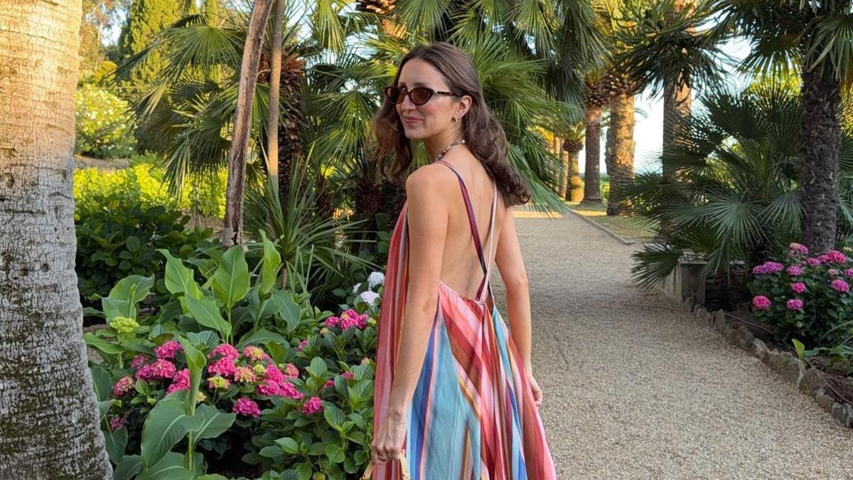 La influencer Marielle Haon con un vestido de invitada multicolor