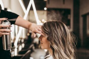 Les coiffeurs sont d'accord : « Les noirs intenses ou les bruns très profonds créent un fort contraste avec la peau. Et les blonds très platine ou trop froids peuvent ternir le visage et mettre en valeur de petites imperfections ou des signes de fatigue. »