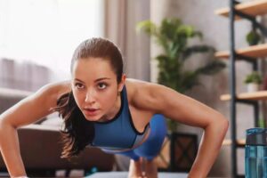 Les entraîneurs sont d'accord : « S'entraîner en force à 50-60 ans est un investissement dans la santé, l'autonomie et la qualité de vie. Il développe les muscles, accélère le métabolisme et continue à brûler les graisses des heures après l'entraînement ».