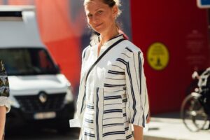 Les robes unies ne sont plus à la mode : cinq robes à rayures de Zara, Mango et Massimo Dutti qui rehaussent n'importe quel look de bureau cet été 2026