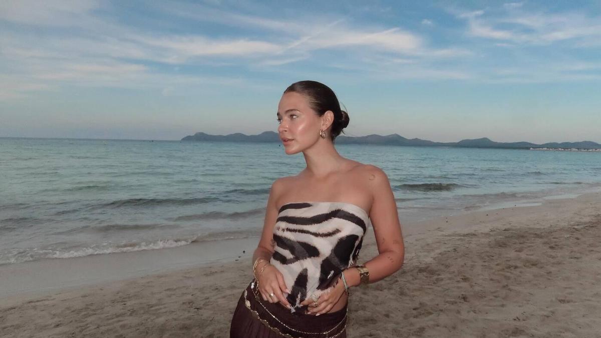 Laura Escanes con un look playero