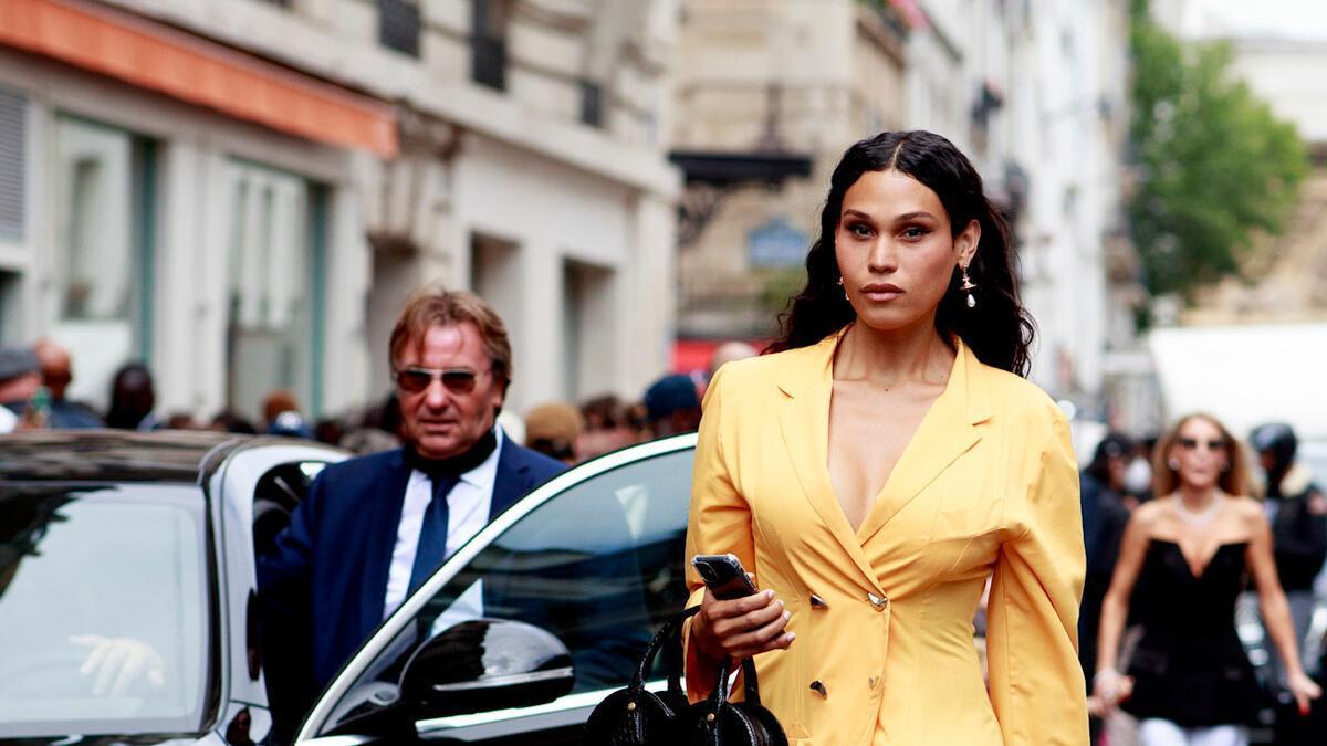 Look de street style con un vestido amarillo similar al de H&amp;M