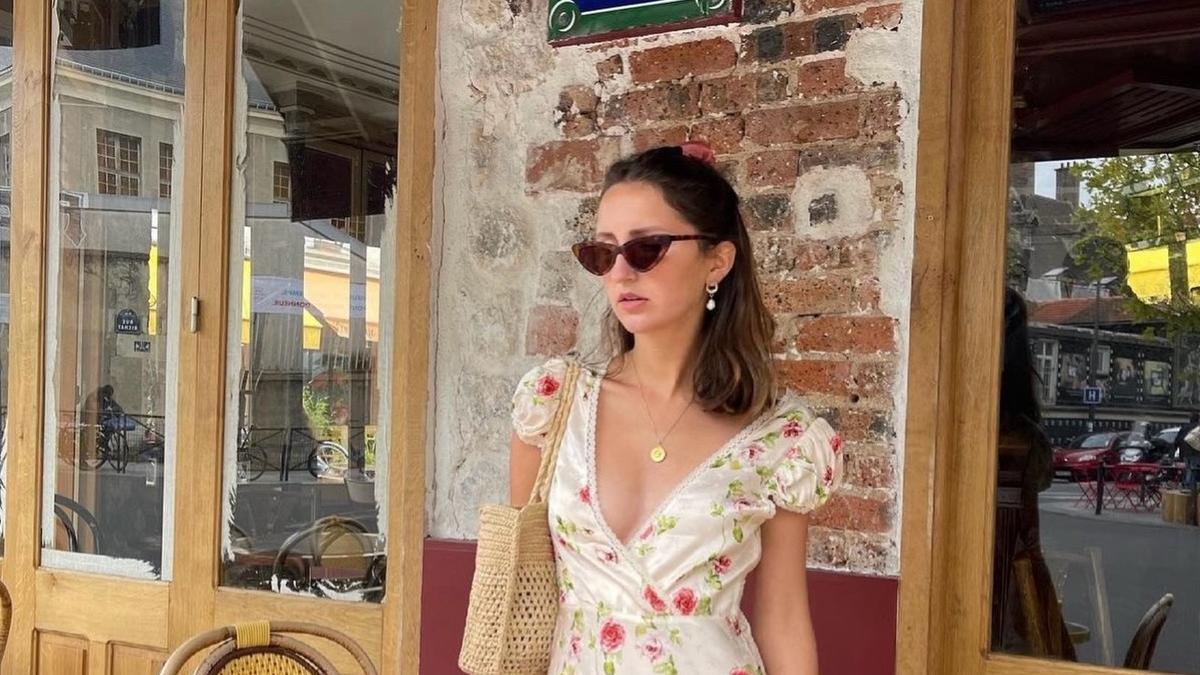 La influencer Marielle Haon con un vestido de flores y un bolso color natural