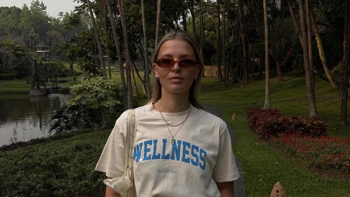 La influencer Hollie Mercedes con un look fresquito que hace match con las sandalias de Lidl