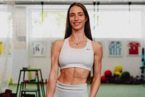 Lucía Aguado, diplômée en Sciences du Sport : « Courir est le moyen le plus inefficace de perdre de la graisse ; je marche jusqu'à 15 000 pas et j'entraîne de la force »