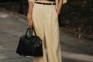 Mango propose les pantalons en lin les plus désirés par les femmes entre 50 et 60 ans : ils allongent et stylisent les jambes, ils se combinent parfaitement avec des sandales plates et ils sont dans la couleur jaune beurre tendance.