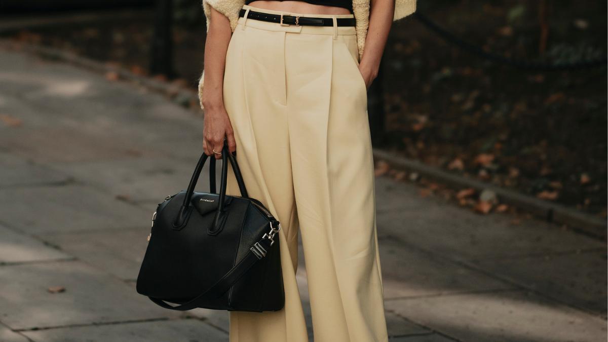 Mango tiene los pantalones de lino más deseados por las mujeres de 50 y 60 años: alargan y estilizan piernas, combinan genial con sandalias planas y son del color amarillo mantequilla de tendencia