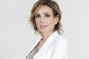 Marta Ortega, pharmacienne : « La crème Nivea en boîte bleue n'est pas du tout recommandée pour bronzer car elle ne contient pas de filtres solaires et peut donner une fausse sensation de protection »