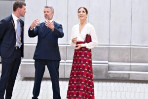 Mary du Danemark parie sur la mode espagnole avec la jupe imprimée de IQ Collection qui sauve n'importe quel look