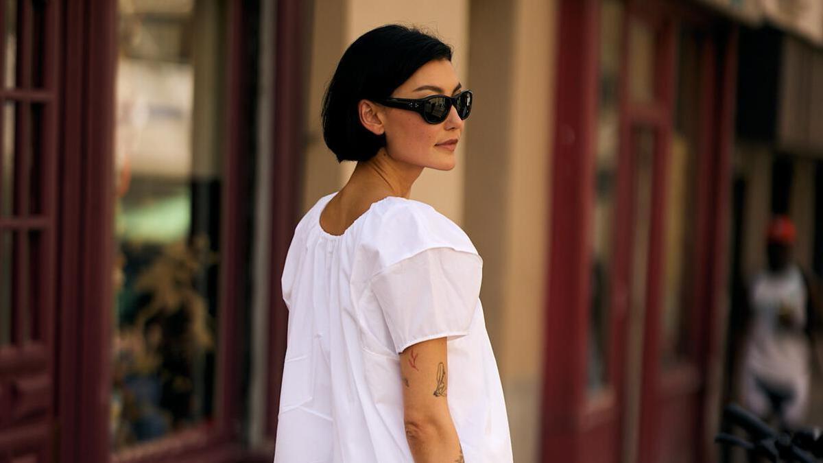 Look de street style pura tendencia y perfecto para llevar con las sandalias Pikolinos