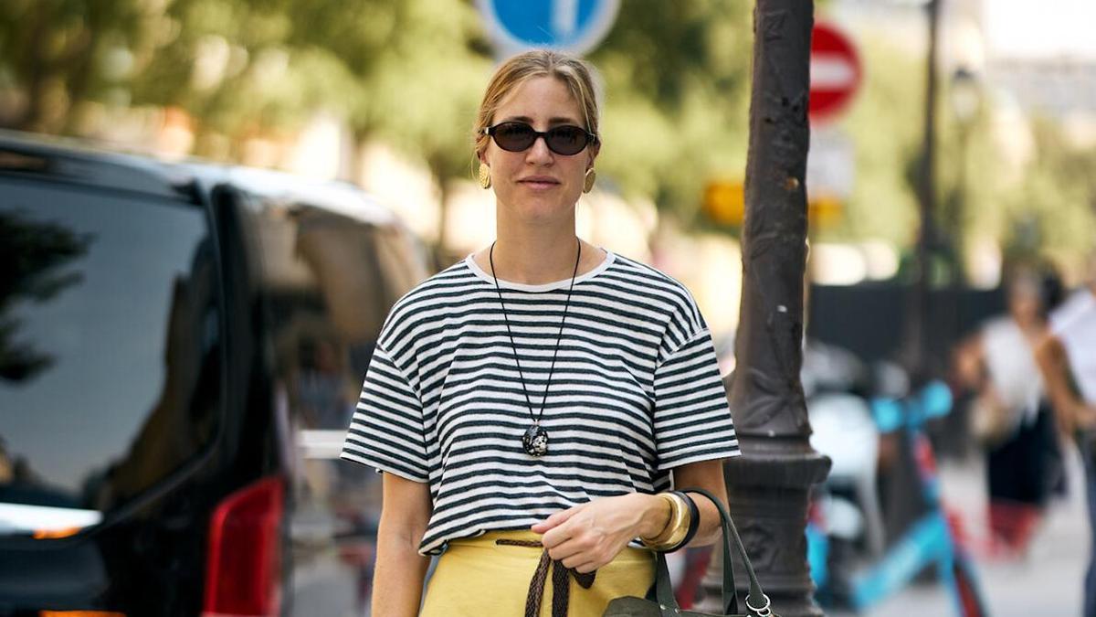 Look de street style perfecto para llevar de lunes a domingo con las sandalias Skechers