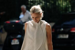 Opportunité aujourd'hui chez Parfois : le sac bandoulière en raphia le plus élégant avec des détails olive maintenant à moitié prix dans les soldes El Corte Inglés