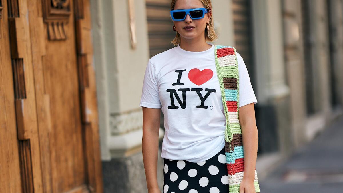 Un look de street style formado por una camiseta y una falda de lunares
