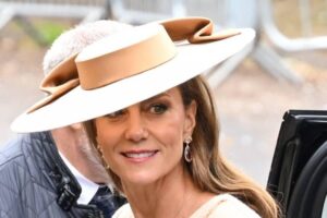 Record honorifique pour le look invité de Kate Middleton : elle devient la mieux habillée lors d'un mariage « britannique » avec une coiffe, des tons pastel et un clin d'œil à Lady Di