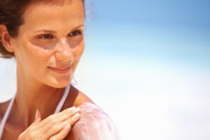 Roger Nebot, pharmacien : « La crème Nivea en flacon bleu ne protège pas du soleil. C'est une excellente crème hydratante, mais une peau bien hydratée peut brûler ou subir un photovieillissement comme si elle n'était pas protégée par une crème solaire adéquate »