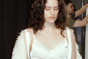 Rosalía revient sur scène avec 4 looks choc signés Dior