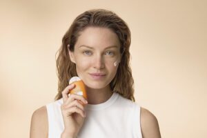 Texture ultra fluide qui pénètre en une seconde et est invisible : c'est la protection solaire qui vous accompagne