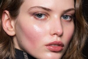Trois conseils d'experts pour obtenir des sourcils laminés parfaits et le gel fixateur que ceux qui connaissent le mieux la Beauté utilisent déjà