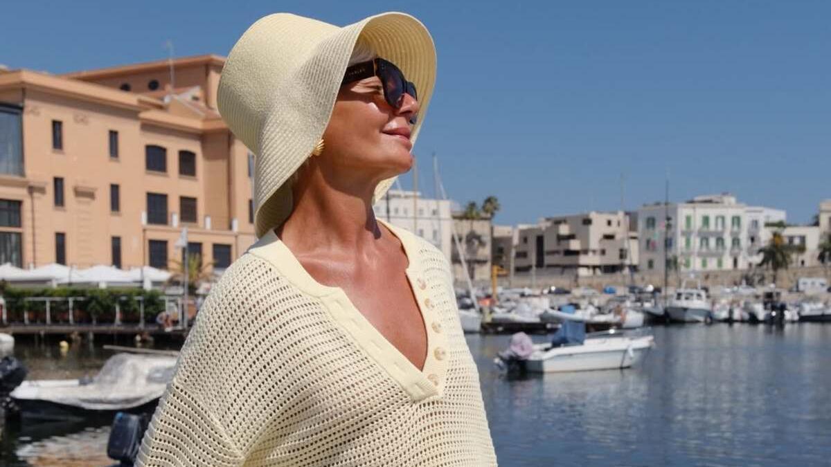 La influencer Grece Ghanem con un total look crudo